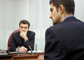 Díaz Alberdi Abogados hombre hablando con abogado
